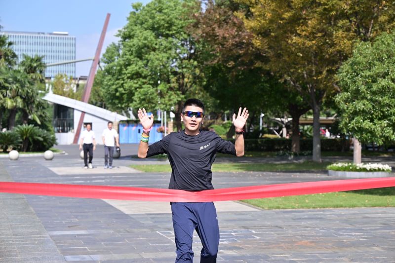 8.男子第一冲线