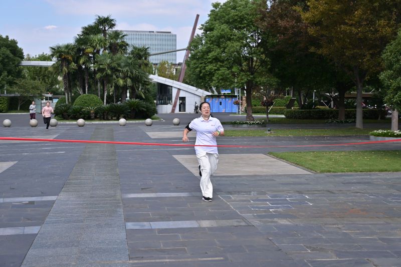 9.女子第一冲线