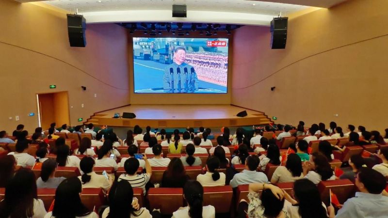 学院师生集中观看纪念中国人民抗日战争暨世界反法西斯战争胜利80周年大会直播