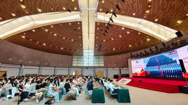 学院师生集中观看纪念中国人民抗日战争暨世界反法西斯战争胜利80周年大会直播